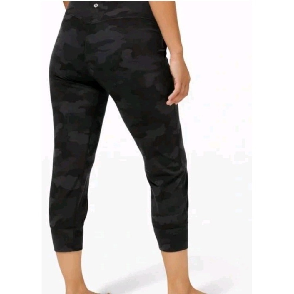 Lululemon Pants 6 Jogger Crop Pockets Comfort Stretch Wicking Camo Right Places